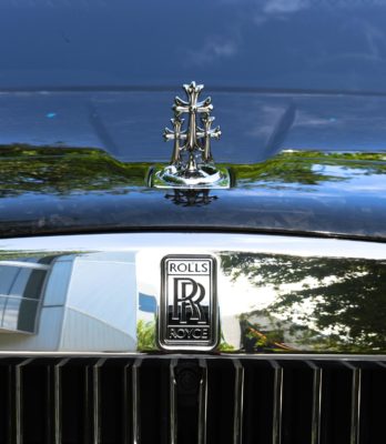 The grille of the Rolls-Royce Cullinan, positioned by RR as: “A vision in black. Cultivate your dark side. An imposing force. Be drawn in by a tremendous presence that commands attention and respect.” You can almost hear the crack of the whip. © BFA 2022